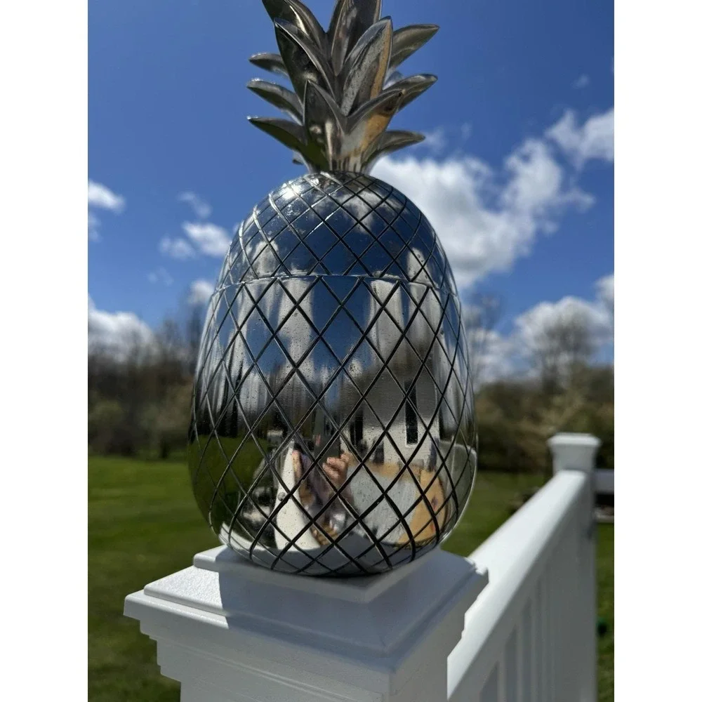 The Unbranded Brand preowned decorative